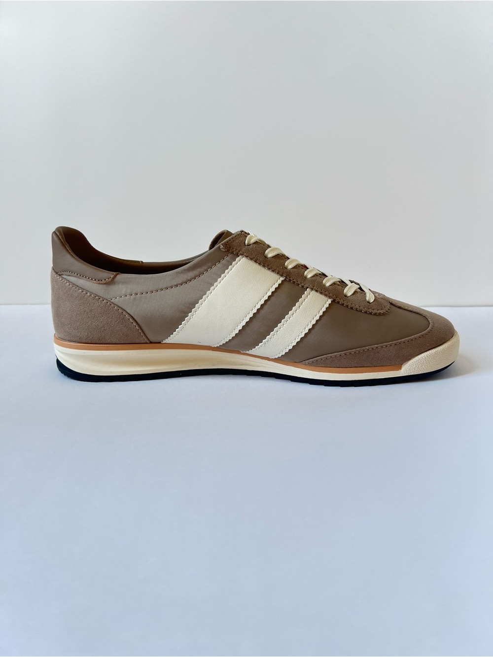 Madden Girl Jumper Taupe & White Women's Retro Casual Trainer Sneakers SZ 8.5 - Picture 3 of 15
